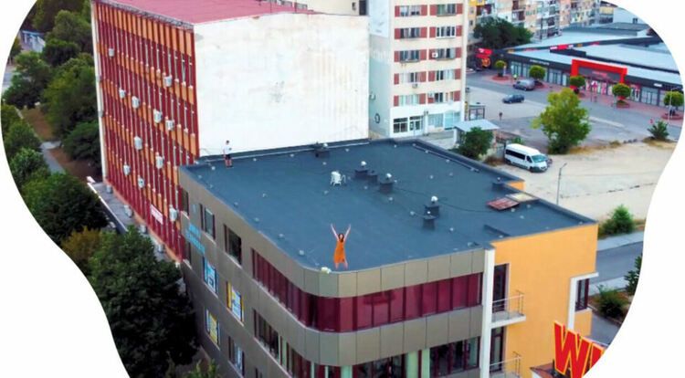 Две жени на горещ покрив в Димитровград