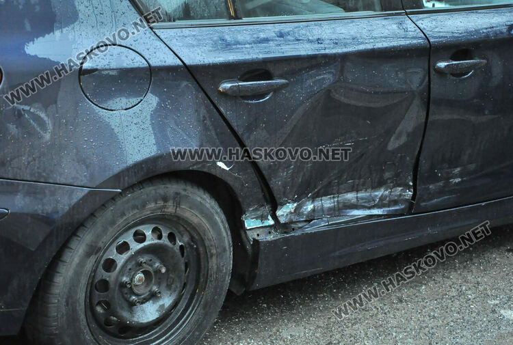 БМВ разби ограда на църква след удар в друго БМВ