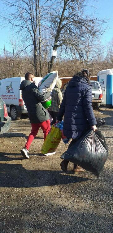 Учениците от X ОУ "Алеко Константинов" направиха дарение за Общинския приют за безстопанствени кучета