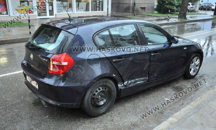 БМВ разби ограда на църква след удар в друго БМВ