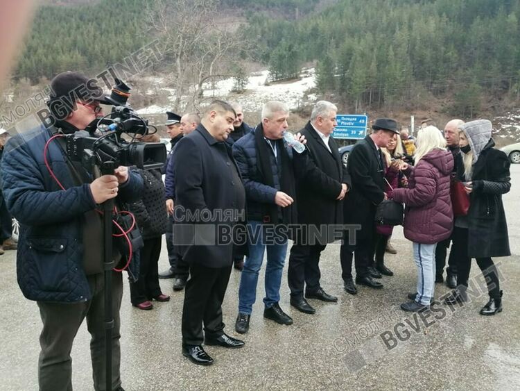 700 порции курбан раздадоха край разклона на Забърдо в памет на жертвите от автобуса на магистрала "Струма"