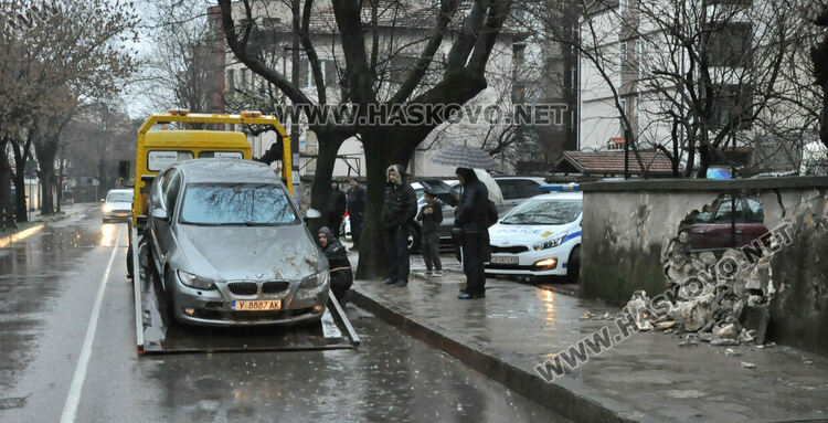 БМВ разби ограда на църква след удар в друго БМВ