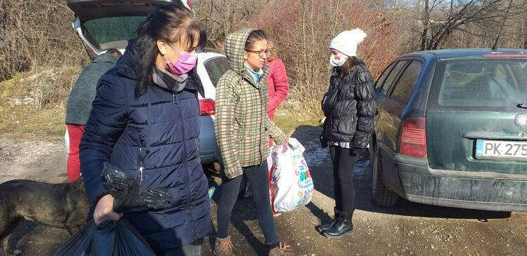 Учениците от X ОУ "Алеко Константинов" направиха дарение за Общинския приют за безстопанствени кучета