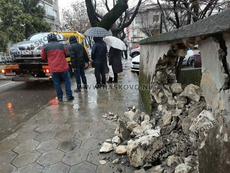 БМВ разби ограда на църква след удар в друго БМВ