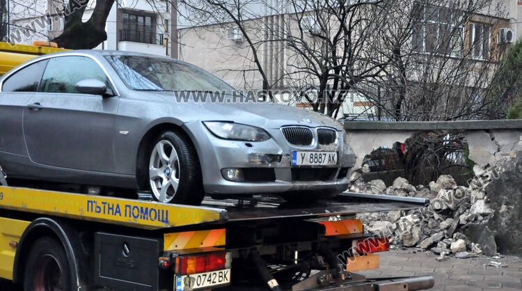 БМВ разби ограда на църква след удар в друго БМВ