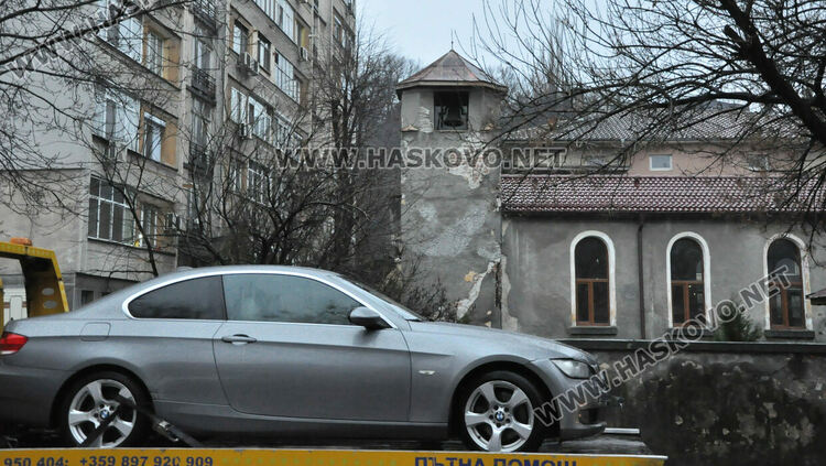 БМВ разби ограда на църква след удар в друго БМВ