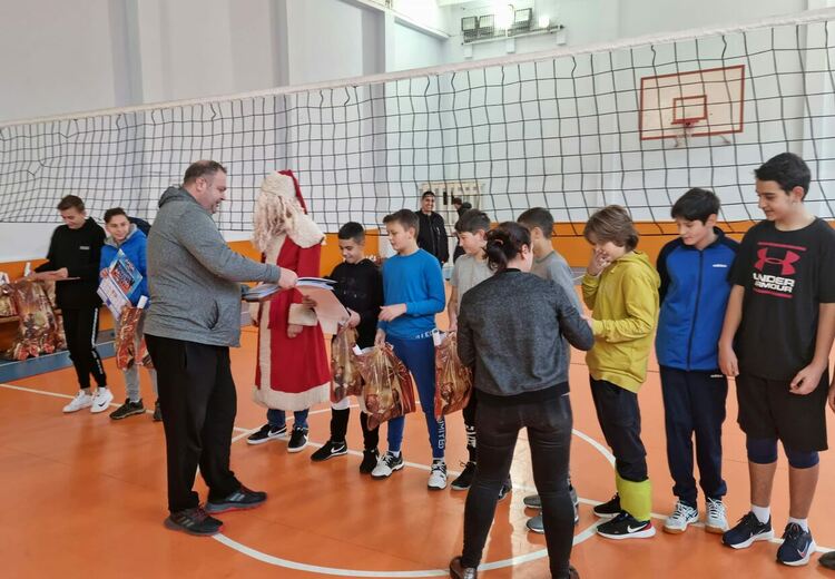    Белобрадият старец изненада с подаръци младите спортни звезди на ВК „АРДА“ и клуб „Орфей“   