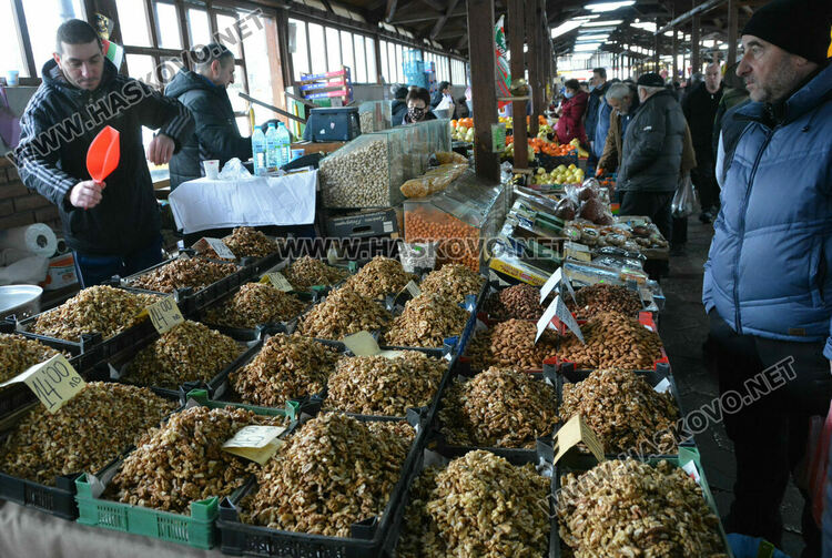 За новогодишната трапеза на пазара: от дрян до ягоди