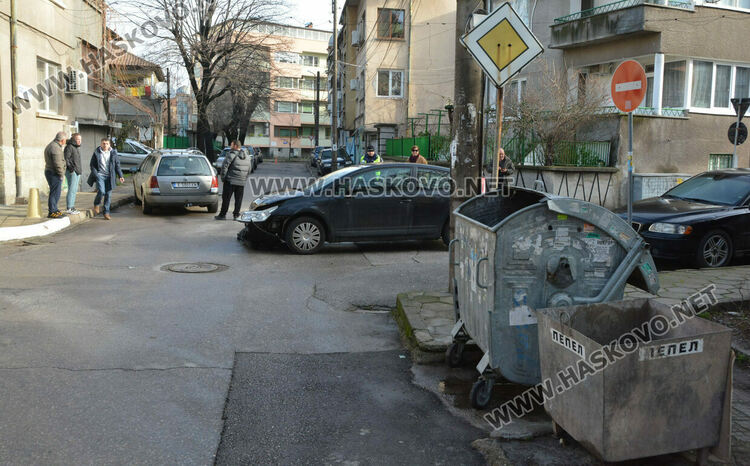 3 коли смачкани в катастрофа при отнето предимство