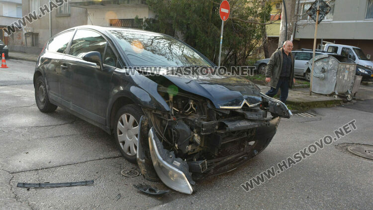 3 коли смачкани в катастрофа при отнето предимство