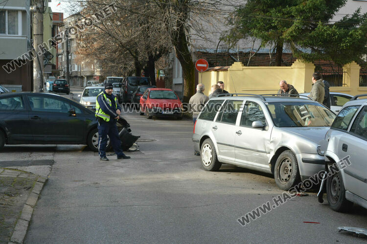 3 коли смачкани в катастрофа при отнето предимство