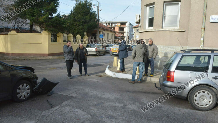 3 коли смачкани в катастрофа при отнето предимство