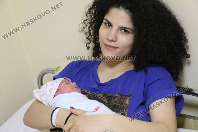Момиченце е първото бебе на 2022 година в Хасково