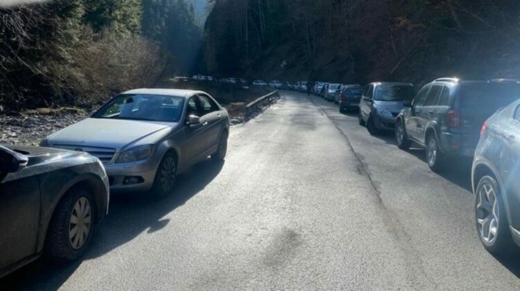 Десетки туристи оставиха автомобилите си на километри от Триград, но все пак празнуваха в селото