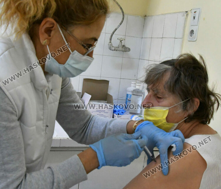 Опашка за ваксини в Хасково в първия имунизационен ден от новата година