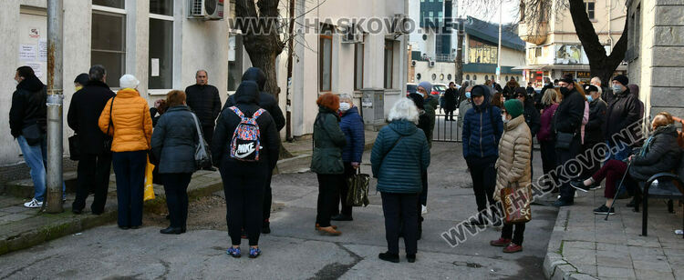 Опашка за ваксини в Хасково в първия имунизационен ден от новата година
