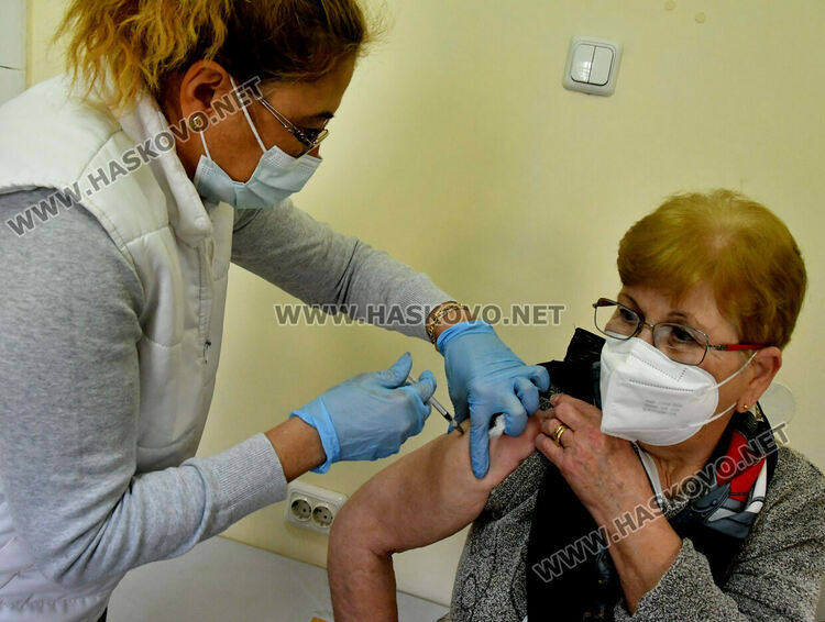 Опашка за ваксини в Хасково в първия имунизационен ден от новата година