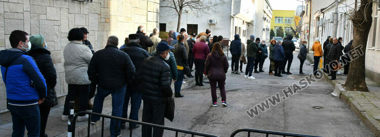 Опашка за ваксини в Хасково в първия имунизационен ден от новата година