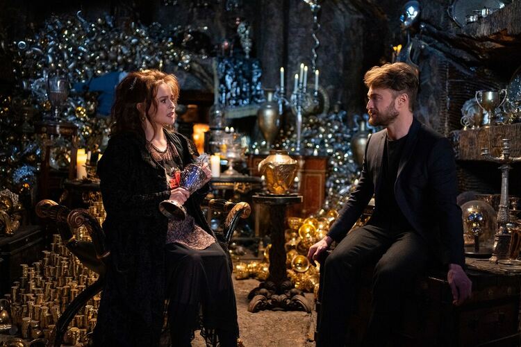 Хари Потър се завръща в Хогуортс след 20 години