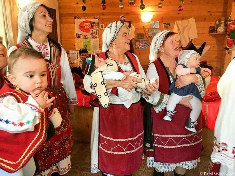 Конкурс с благотворителна цел за най-красиви домашно изплетени чорапи и терлици в село Мулдава 