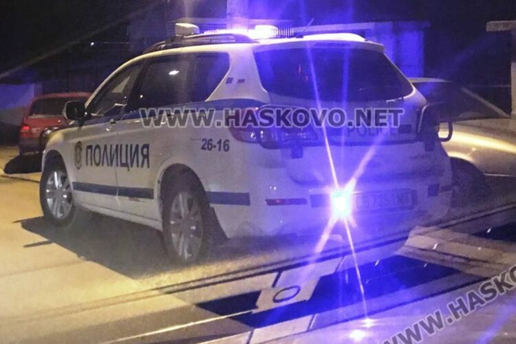 Хасковлия рани полицай и скъса униформата на друг, блъскал и жена си