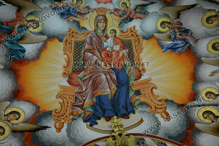 Катедралният храм на Хасково „Св. Богородица“ посреща Ивановден с изографисана апсида