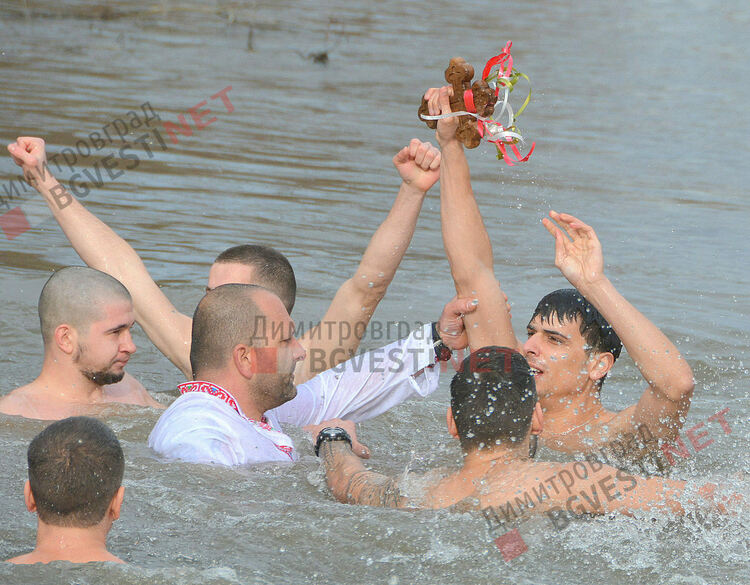 Търсят смелчаци да извадят кръста на Йордановден в Димитровград