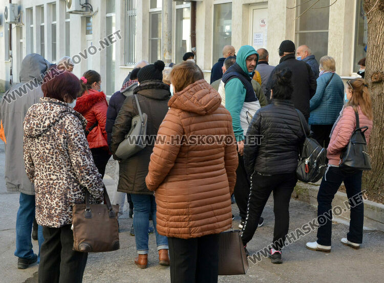 Опашките за ваксинация продължават в Хасково, рекорден брой ваксинирани за 24 часа
