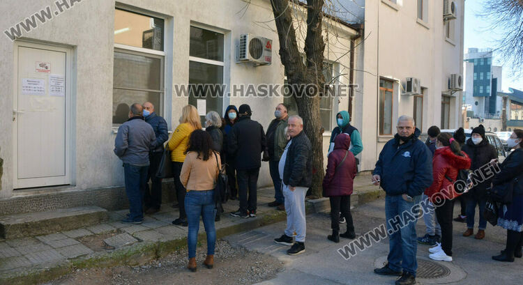 Опашките за ваксинация продължават в Хасково, рекорден брой ваксинирани за 24 часа