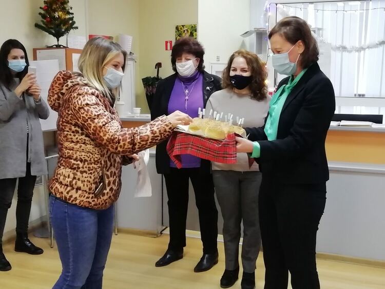 Данъчното в Кърджали посрещна първите си клиенти с пита с късмети