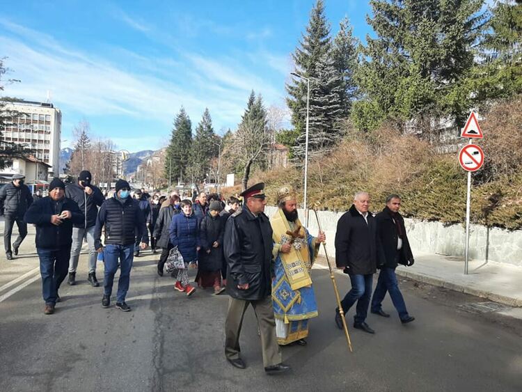 12 смелчаци нагазиха водите на р.Черна за Божия кръст, улови го 31-годишен смолянчанин