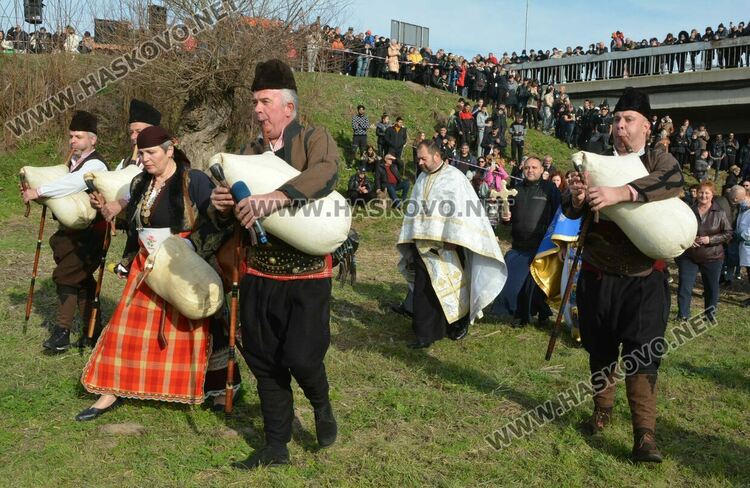 Военен извади кръста от река Харманлийска на Богоявление