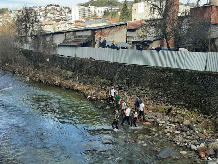 12 смелчаци нагазиха водите на р.Черна за Божия кръст, улови го 31-годишен смолянчанин