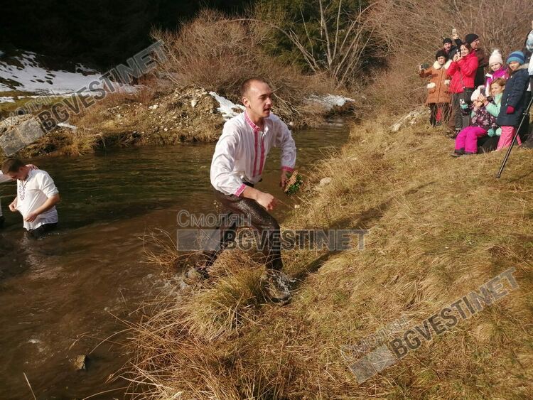 24-годишният Атанас Андреев хвана кръста на Богоявленския ритуал в Момчиловци /галерия/