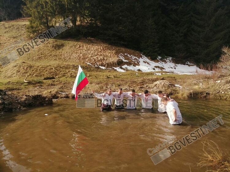 24-годишният Атанас Андреев хвана кръста на Богоявленския ритуал в Момчиловци /галерия/