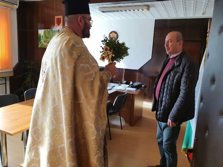 Зрелостник извади кръста от водата в Първомай