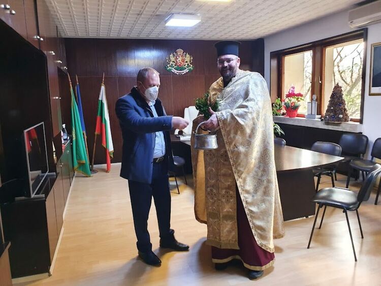 Зрелостник извади кръста от водата в Първомай