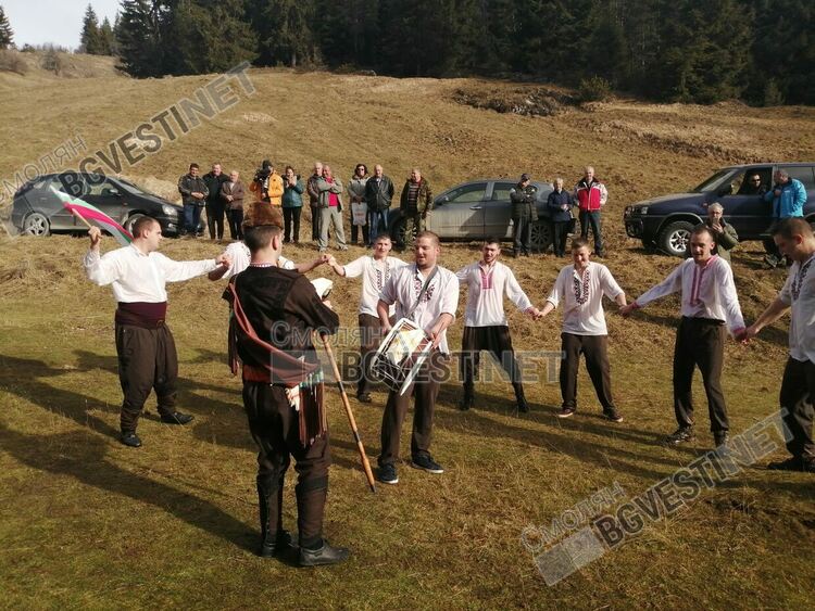 24-годишният Атанас Андреев хвана кръста на Богоявленския ритуал в Момчиловци /галерия/