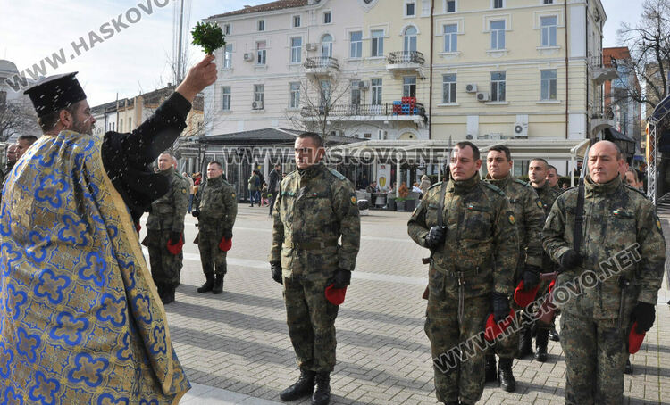 Богоявленски водосвет на бойните знамена в Хасково