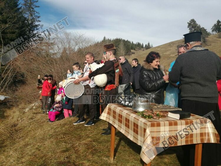 24-годишният Атанас Андреев хвана кръста на Богоявленския ритуал в Момчиловци /галерия/