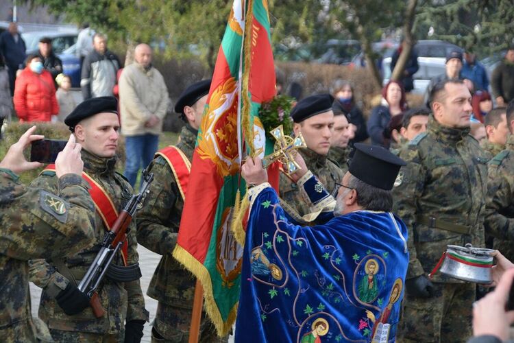 За четвърти път Мартин Пеев спасява Богоявленския кръст в Асеновград