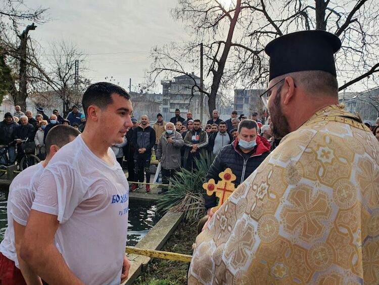 Зрелостник извади кръста от водата в Първомай