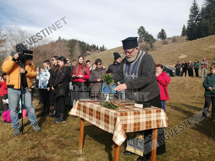 24-годишният Атанас Андреев хвана кръста на Богоявленския ритуал в Момчиловци /галерия/