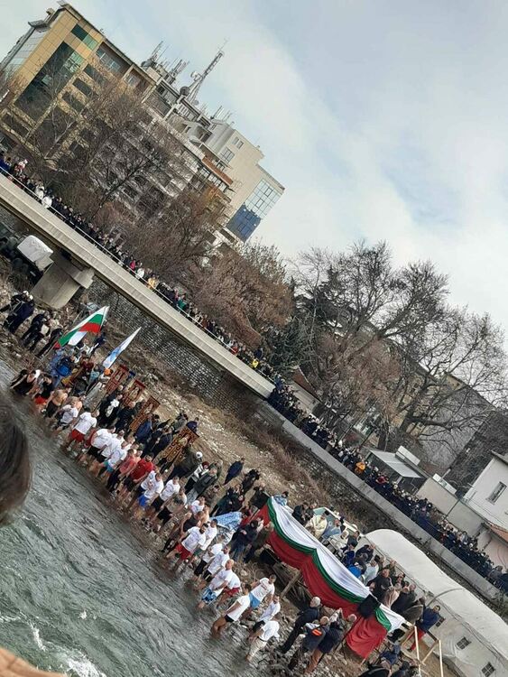 За четвърти път Мартин Пеев спасява Богоявленския кръст в Асеновград