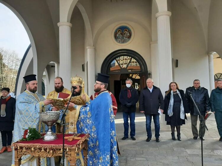 12 смелчаци нагазиха водите на р.Черна за Божия кръст, улови го 31-годишен смолянчанин