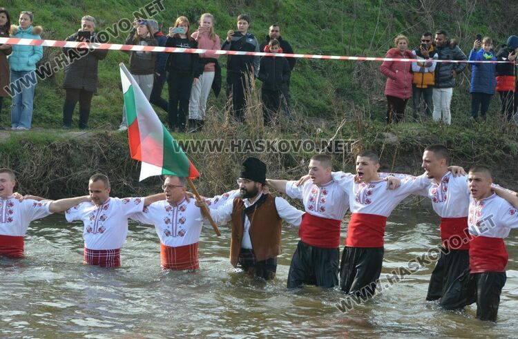 Военен извади кръста от река Харманлийска на Богоявление