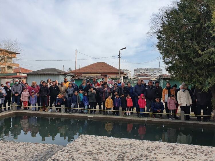 Зрелостник извади кръста от водата в Първомай