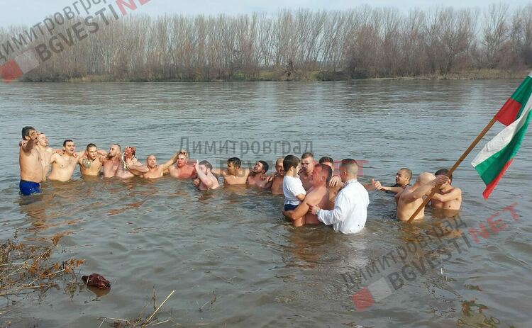 7-годишният Йордан нагази водите на р.Марица край Димитровград за Разпятието