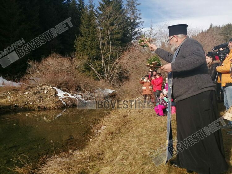 24-годишният Атанас Андреев хвана кръста на Богоявленския ритуал в Момчиловци /галерия/