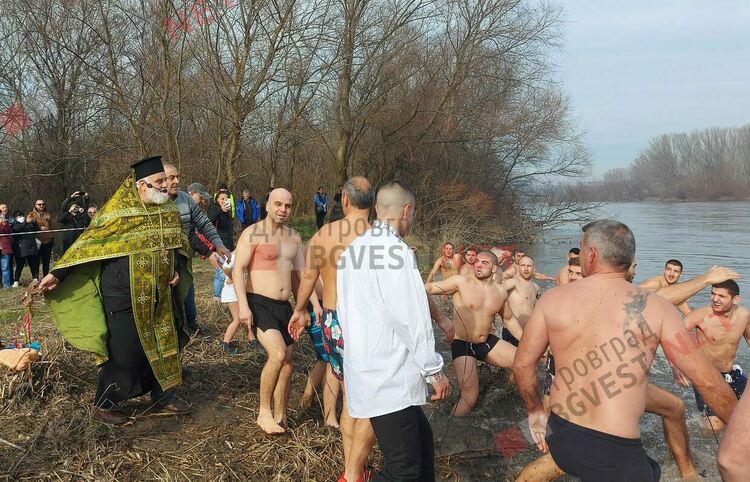 7-годишният Йордан нагази водите на р.Марица край Димитровград за Разпятието